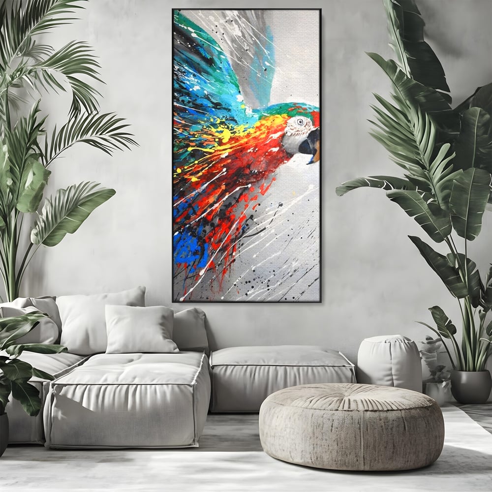 Tablou canvas cu tablou canvas cu papagal colorat, in rama de aluminiu negru, pe perete intr-un living